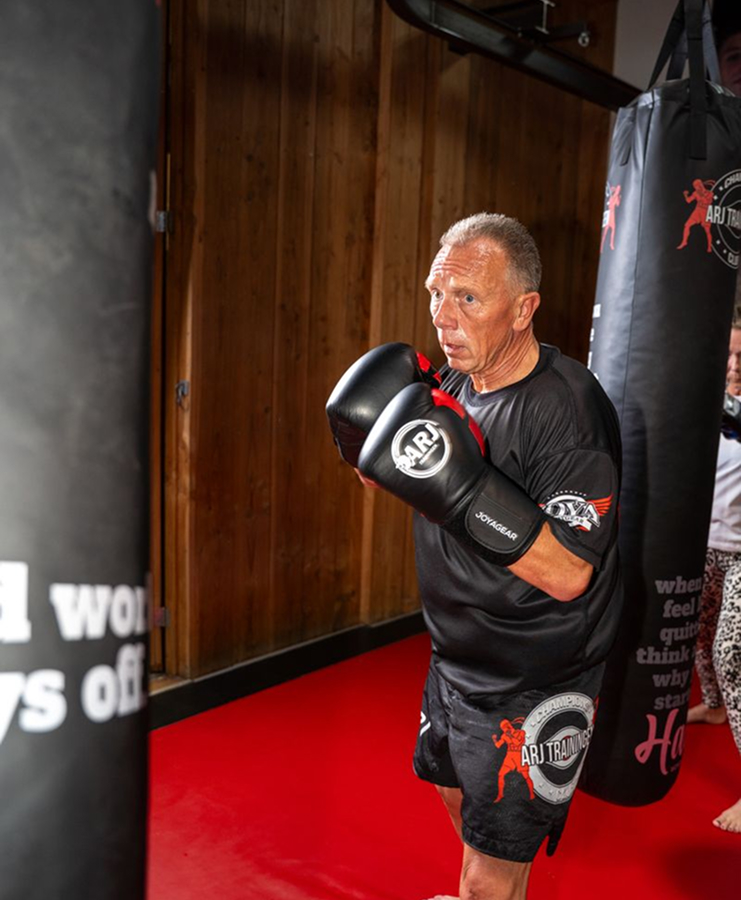man aan het kickboksen in Den Haag bij ARJ Gym