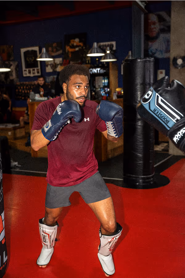 Man aan het kickboksden in Den Haag