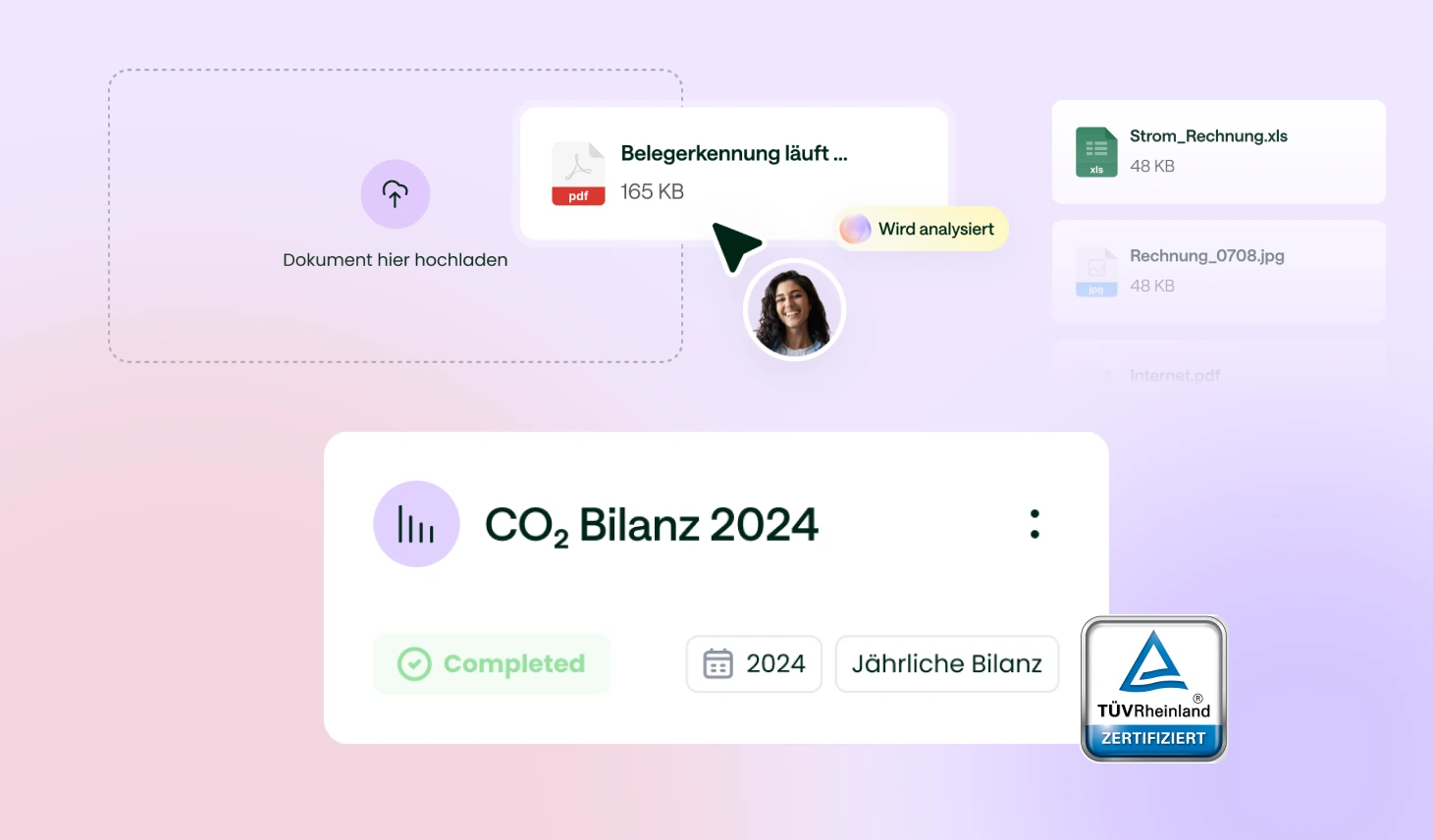 Benutzeroberfläche zum Hochladen und Analysieren von Dokumenten mit einem laufenden Belegerkennungsprozess, Anzeige der CO2-Bilanz 2024 als abgeschlossen und TÜV Rheinland Zertifikat.