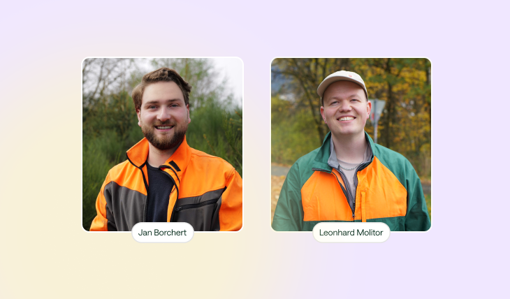 Porträts von zwei lächelnden Männern in orangefarbenen Arbeitsjacken vor unscharfem Hintergrund mit Bäumen.