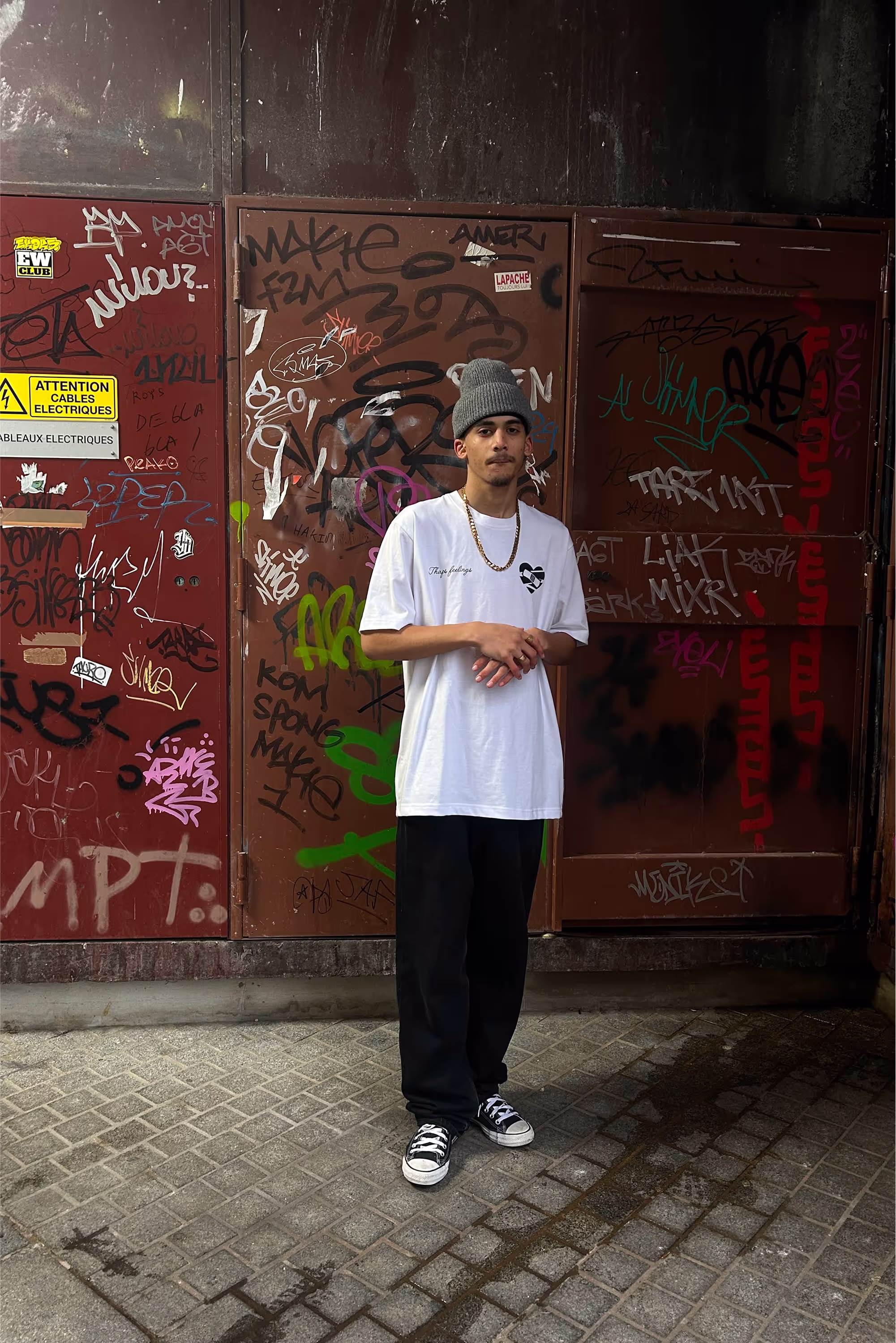 Person_in_front_of_graffiti