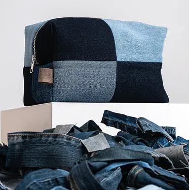 Trousse upcyclée à partir de jeans de seconde main et sa matière première
