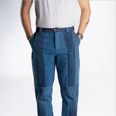 Jean bleu upcyclé, porté par un mannequin