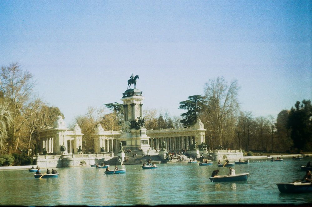 boats in the pond in retiro park