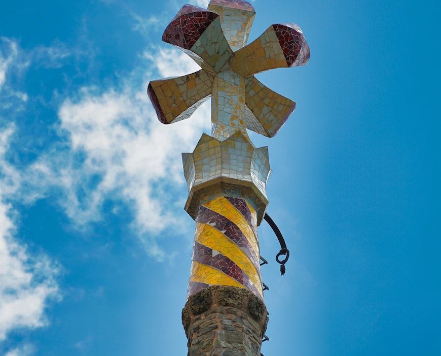 Torre de azulejos en el Bellesguard de Gaudí