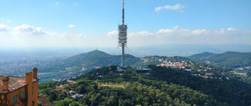 Vista de las frondosas montañas desde la cima de un pico en Collserola