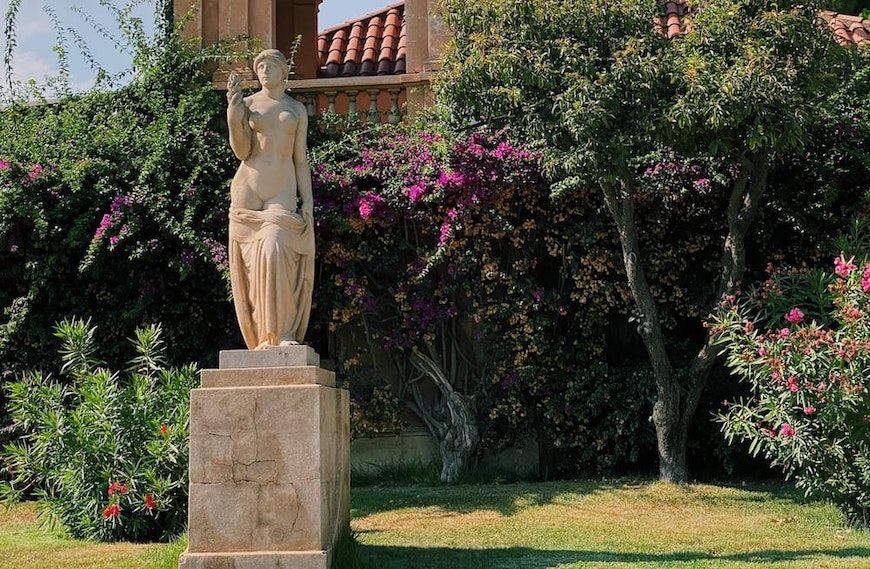 Estatua de una mujer en los jardines de Sarrià