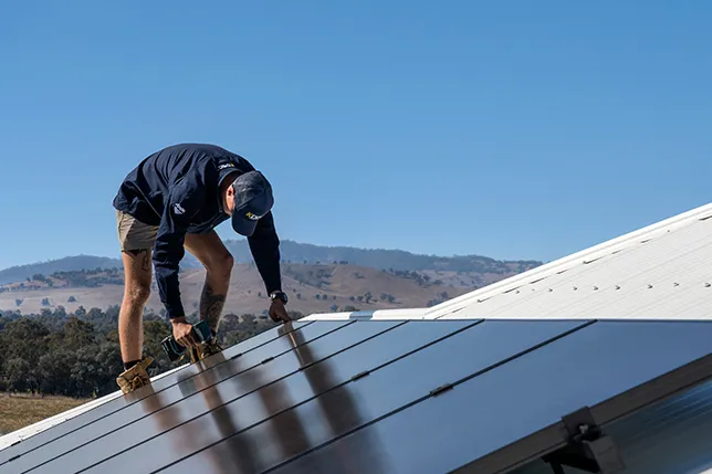 Un installatore SunPower al lavoro sul tetto di un'abitazione 