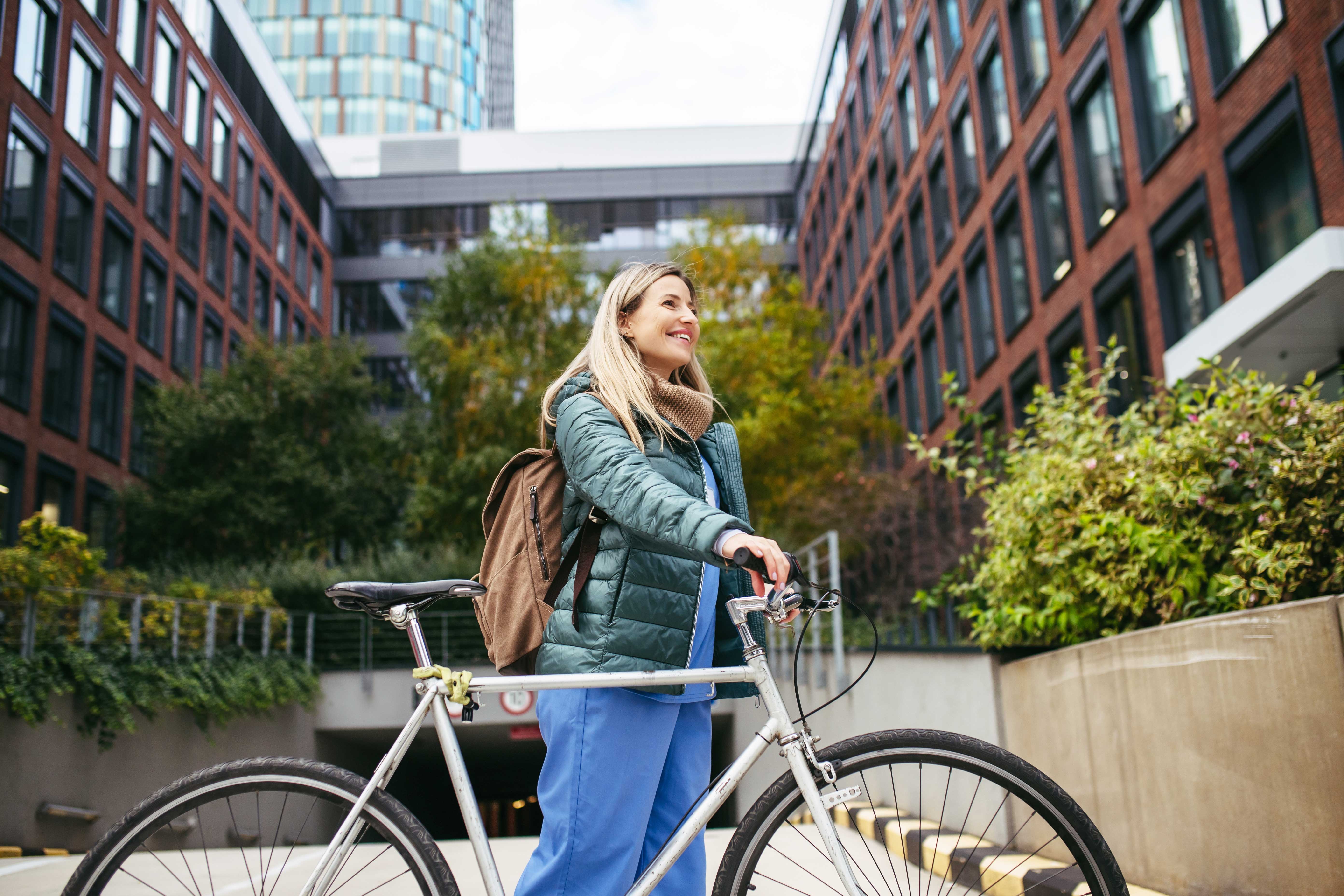 vrouw loopt naast fiets
