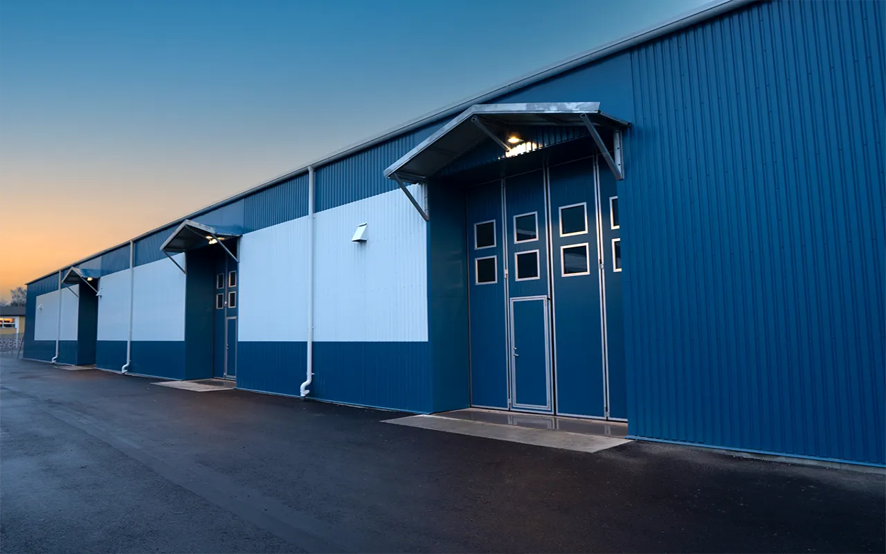 Lagertält med sidor av plåt