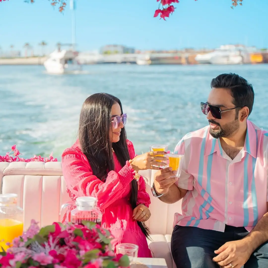 A couple enjoying drinks while cruising on Dubai Marina with Mont Fleuri