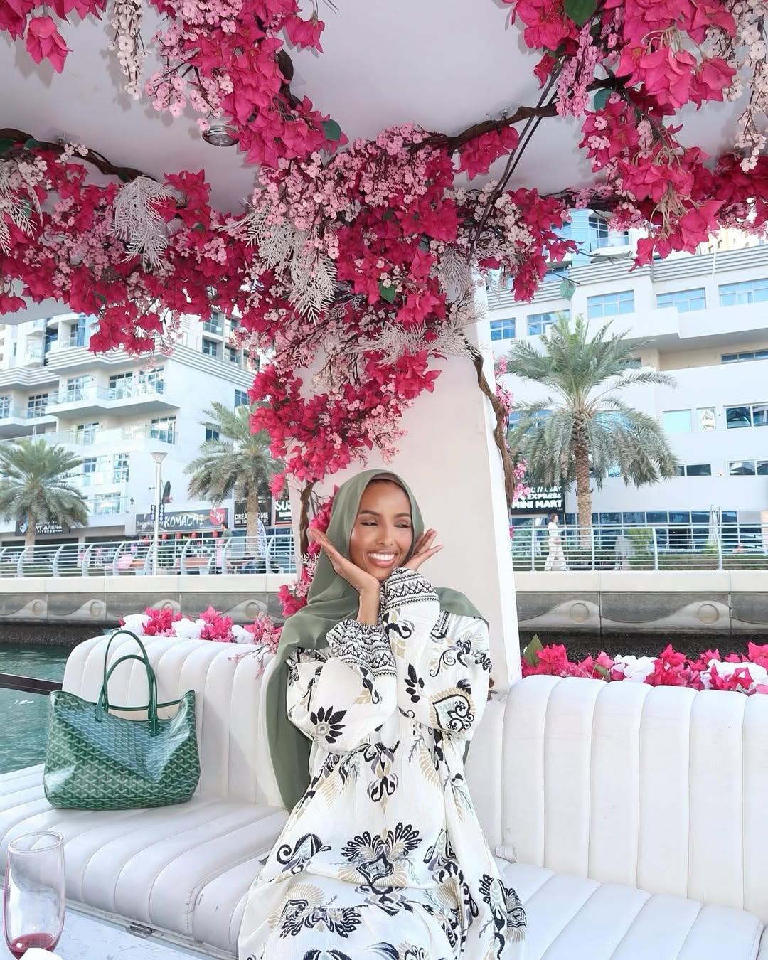 Enjoy Mont Fleuri’s signature brunch on a private excursion in Dubai. Individual portions, drinks included, and extras like champagne, roses, and Polaroid memories.