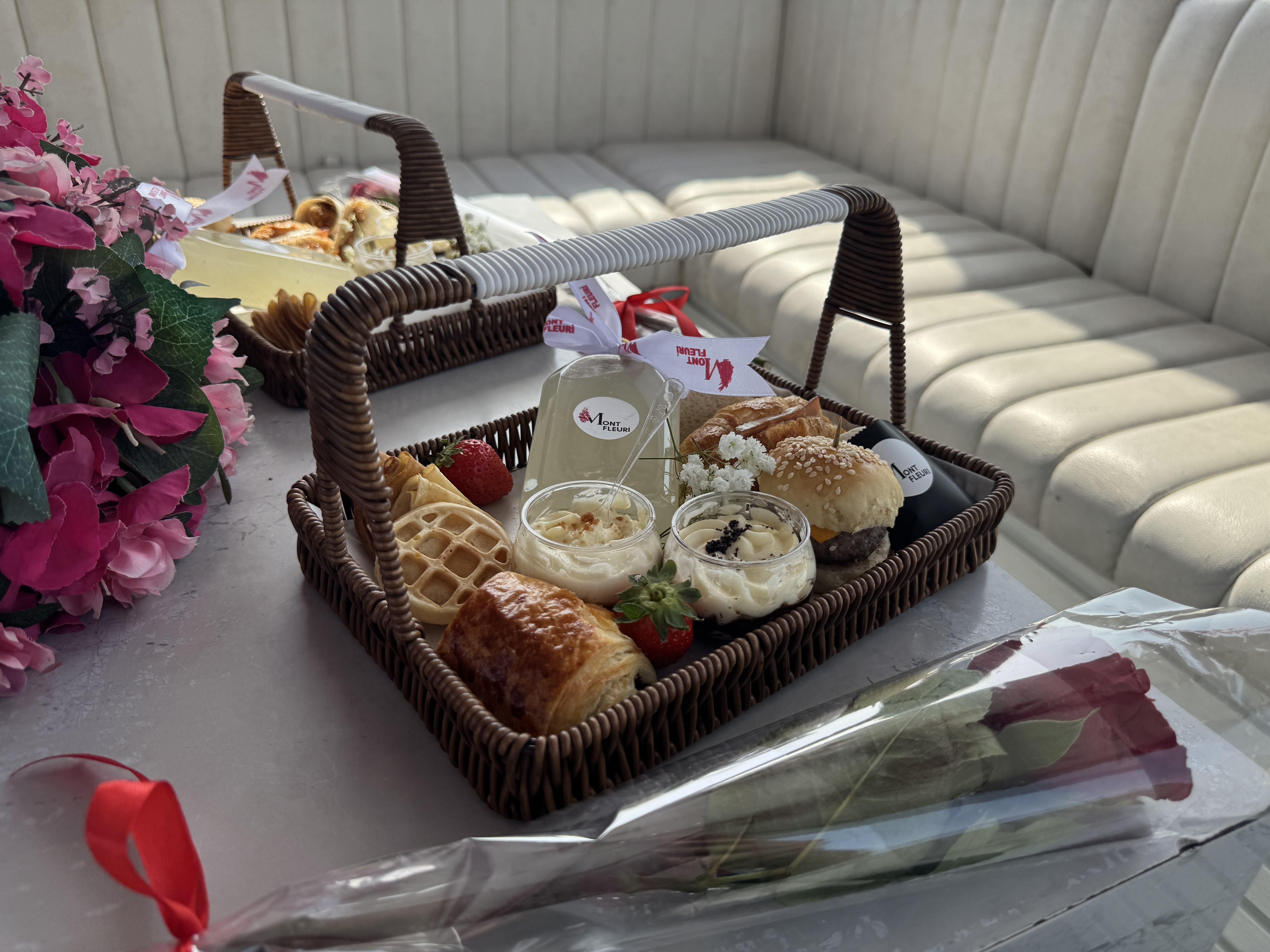 Enjoy Mont Fleuri’s signature brunch on a private excursion in Dubai. Individual portions, drinks included, and extras like champagne, roses, and Polaroid memories.