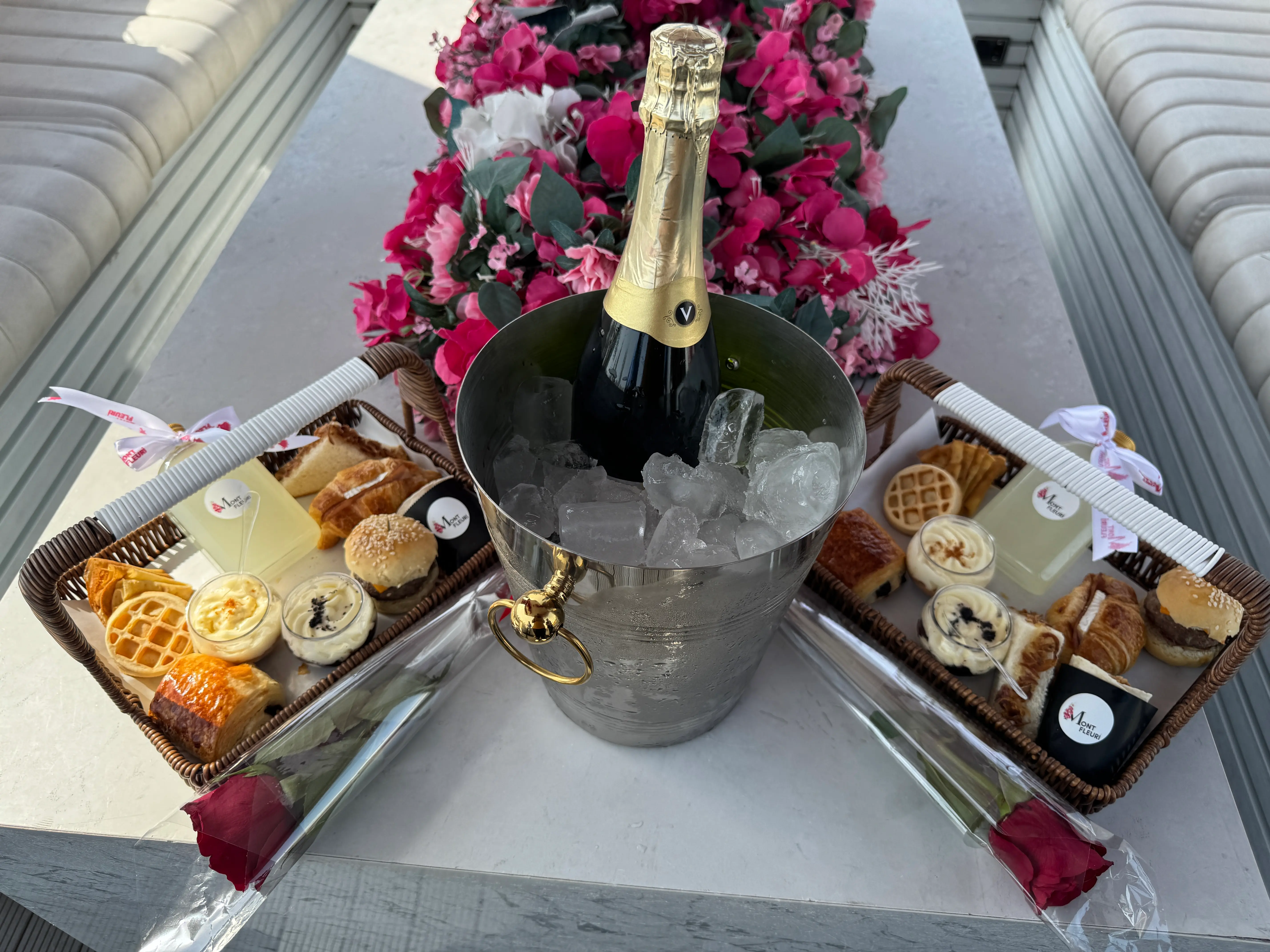Plan the perfect marina couple activity in Dubai with Mont Fleuri : honeymoon, proposal and birthday celebration for your loved one.
