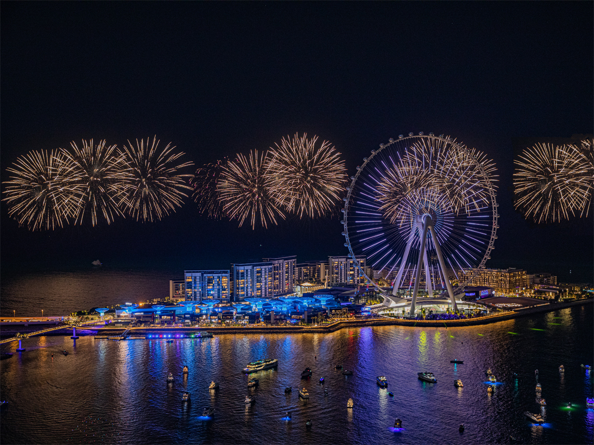 Celebrate New Year’s Eve in Dubai from the best view — on Mont Fleuri, Dubai Marina’s elegant floating lounge with fireworks, champagne & romance.