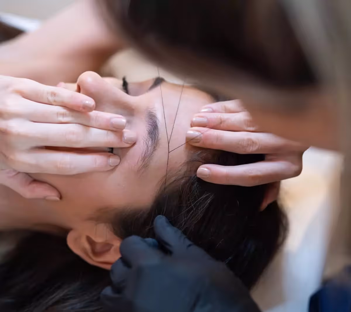 باستخدام تقنيتنا المميزة في رسم وتحديد الحواجب، والتقنيات الاستراتيجية المخصصة لإزالة الشعر، تقوم خبيرات التجميل لدينا برسم الشكل المثالي لحاجبيكِ. حيث لا يقتصر الأمر على إزالة الشعر فقط، بل يشمل العناية بالشعر المتبقي، مع تقديم برنامج خاص لإعادة نمو الشعر إذا دعت الحاجة. يشمل الإجراء استخدام تقنيات متعددة مثل الشمع، والخيط، والملقط، ومقص الحواجب لتحقيق الشكل المثالي بدقة وأناقة.