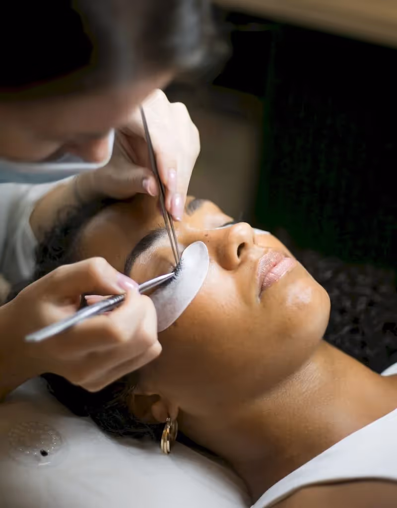 Lash extensions application