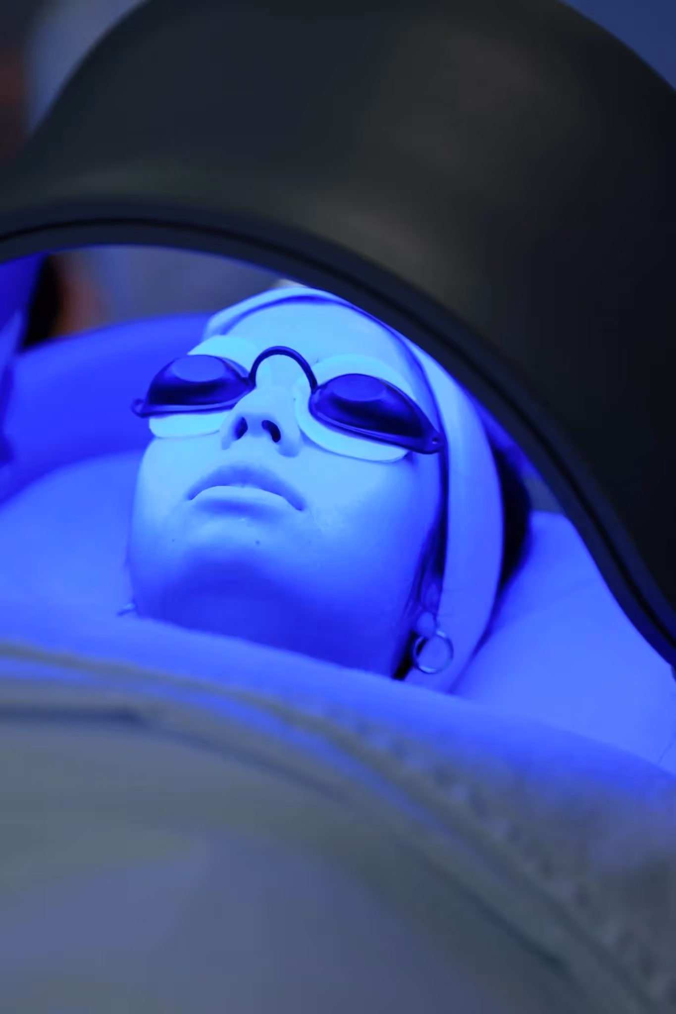 Blue LED light facial to reduce breakouts