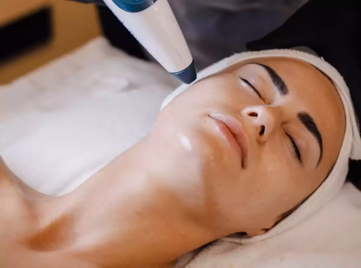 تقنية Cryo Oxygen هي تقنية تجميلية غير جراحية تهدف إلى ترطيب البشرة بعمق واستعادة نضارتها. تعتمد على ضخ ثاني أكسيد الكربون (CO₂) عالي الضغط مع حمض الهيالورونيك، مما يساعد على إيصال الأوكسجين إلى أعماق البشرة. يساهم هذا المزيج في تنشيط الدورة الدموية وتحفيز تجدد الخلايا، ليمنح البشرة إشراقة طبيعية ومظهرًا صحيًا مفعمًا بالحيوية والانتعاش.
