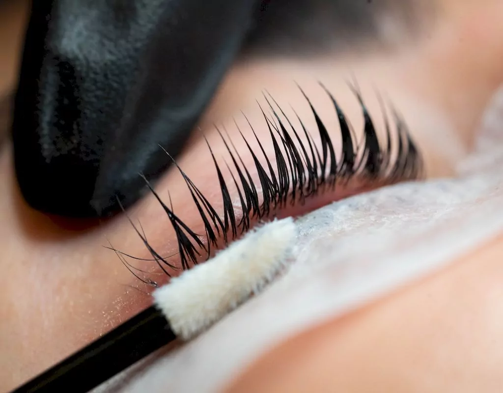 Lash lift treatment to enhance lashes
