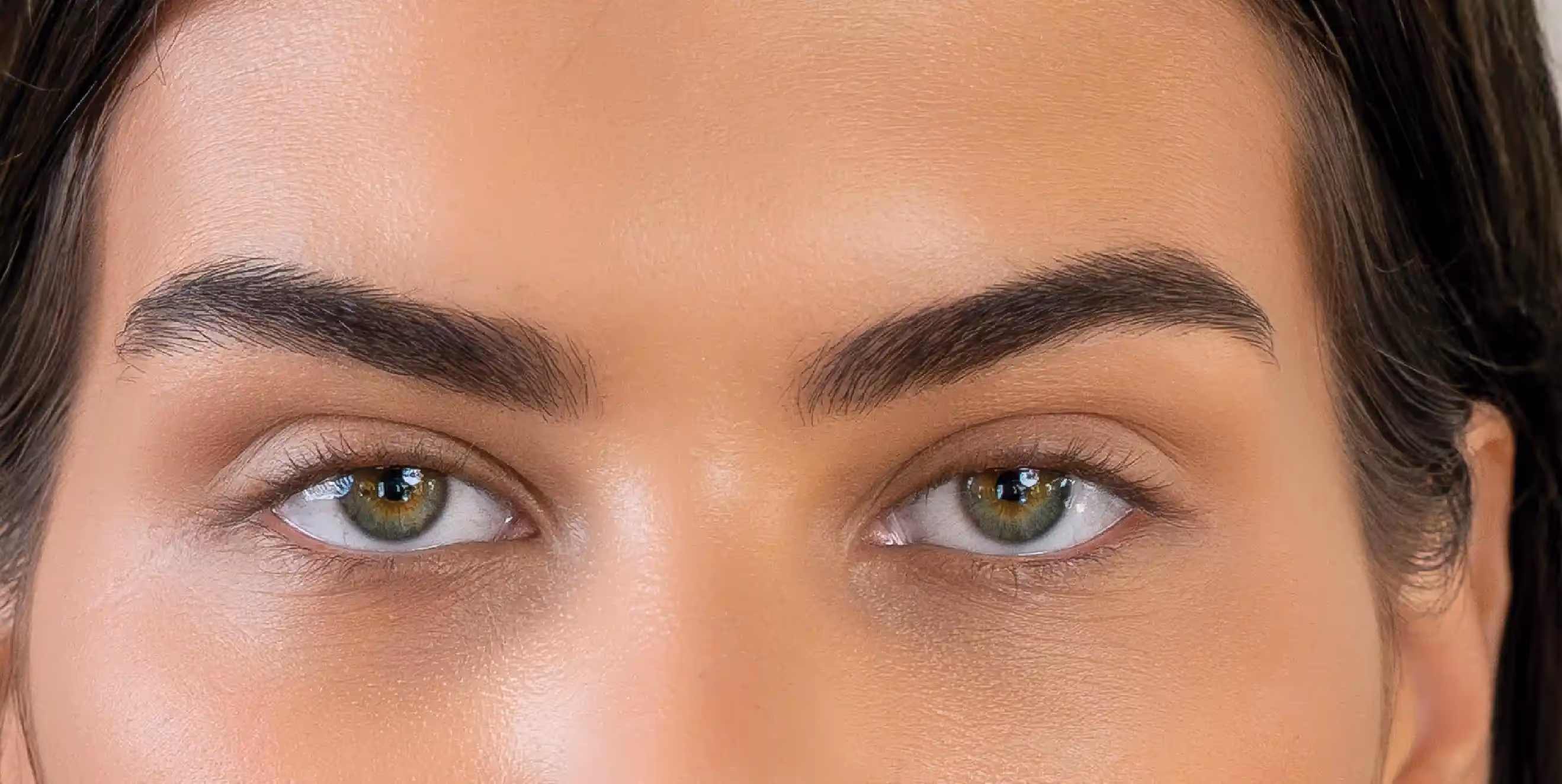 A Korean lash lift is a treatment that lifts and curls your natural lashes from the root, making your eyes look more open and awake without using a curler or extensions. This method is inspired by advanced Korean techniques designed for lashes that are downward-facing, coarse, or stubborn, and it takes a different approach than a traditional lash lift. The main difference is that it uses cysteamine hydrochloride-based solutions instead of the usual thioglycolate formulas, so it is much gentler on your lashes. You get soft, lifted lashes that keep their curl for 6 to 8 weeks, making it a great low-maintenance option for a busy lifestyle in Dubai. If you want a gentle alternative to a traditional lash lift that still looks natural, our skilled technicians are ready to help. Book your Korean lash lift in Dubai and enjoy waking up to lashes that already look styled.