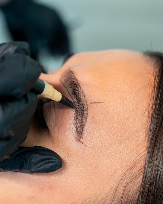 Brow mapping and prep before tinting