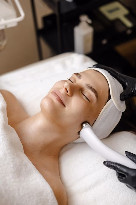 Cryo contour treatment for dewy and lifted look