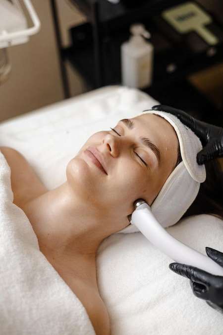 Cryo contour treatment for dewy and lifted look