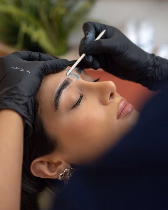 Precise brows shaping by Brau artist