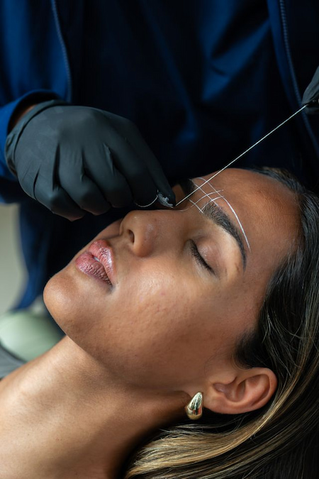Brows threading session at Brau