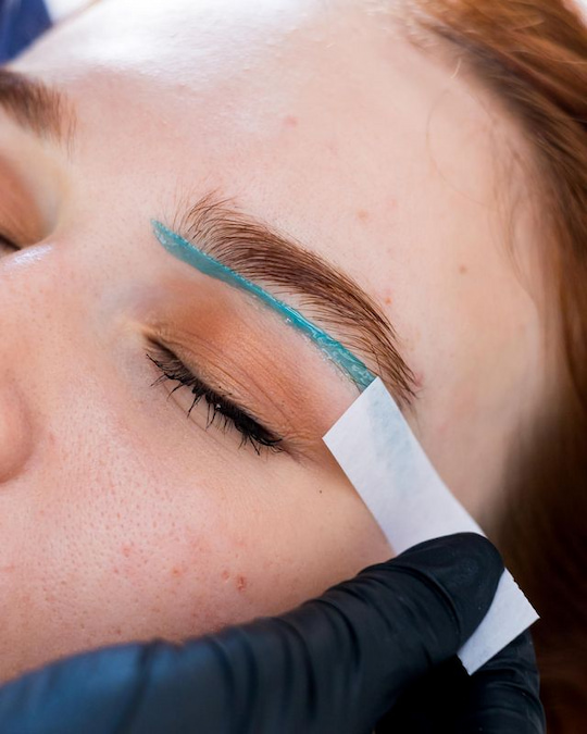 Brow waxing at Brau