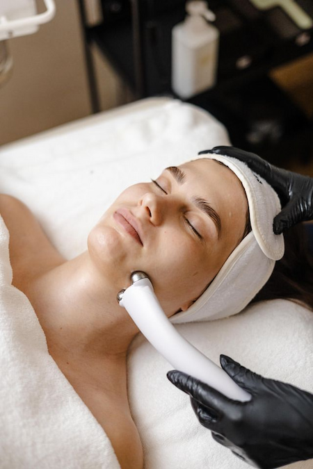 Cooling and depuffing facials