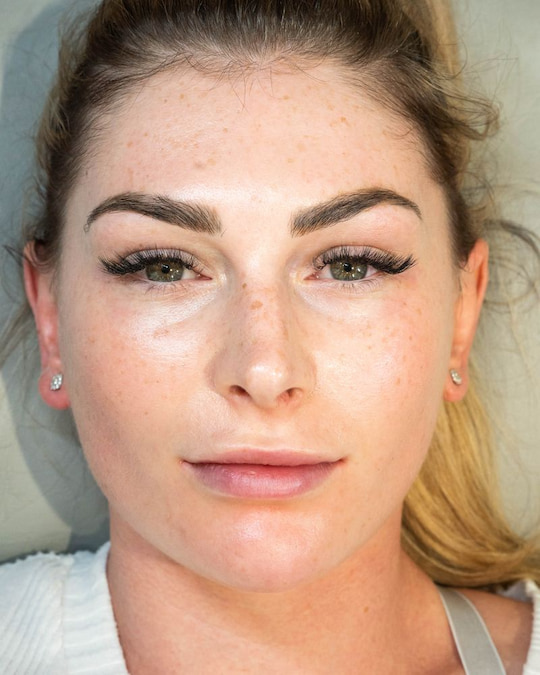 Client with volume lash extensions set