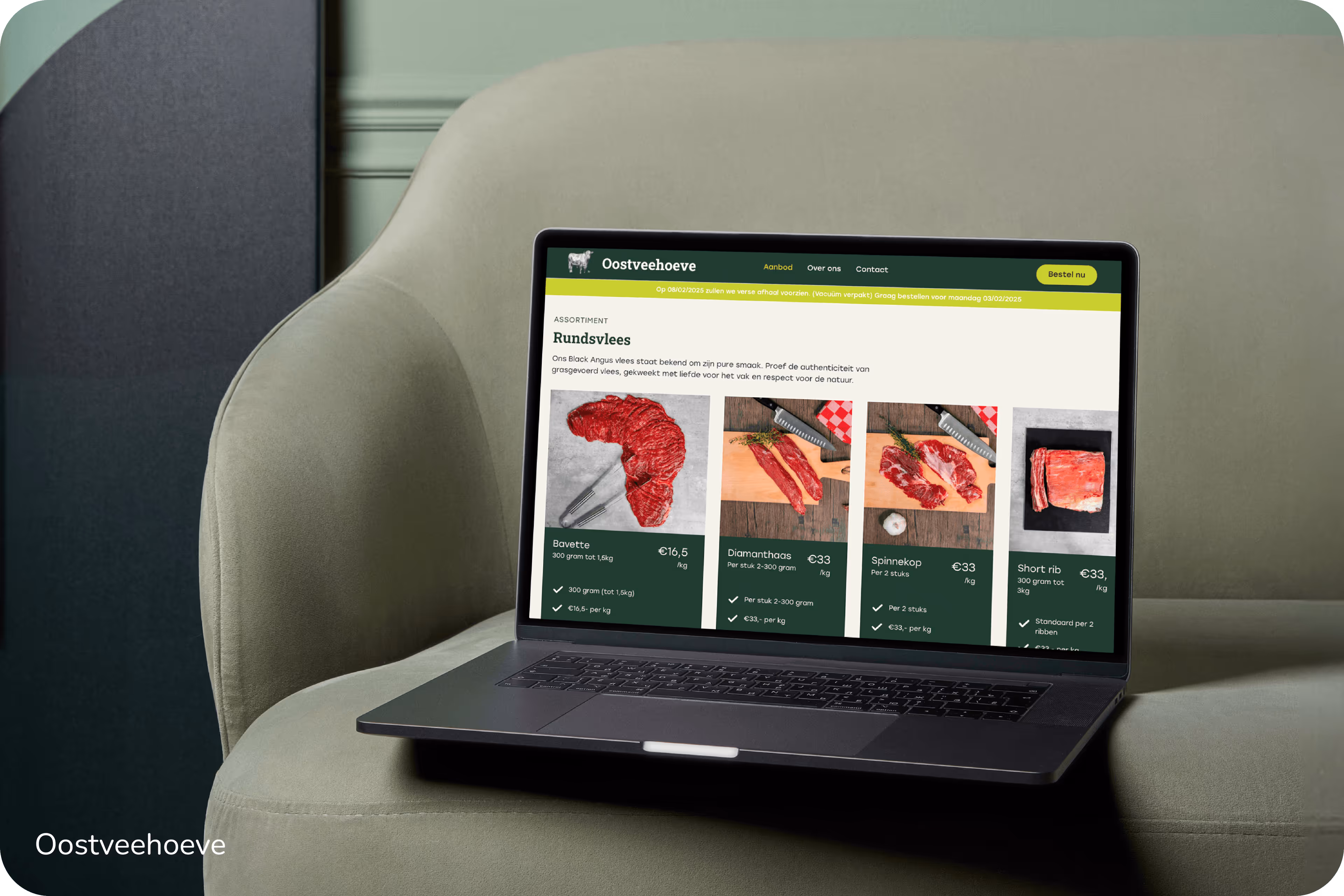 Laptop op een groene fauteuil met een website van Oostveehoeve die rundvleesproducten toont en prijzen in euro.