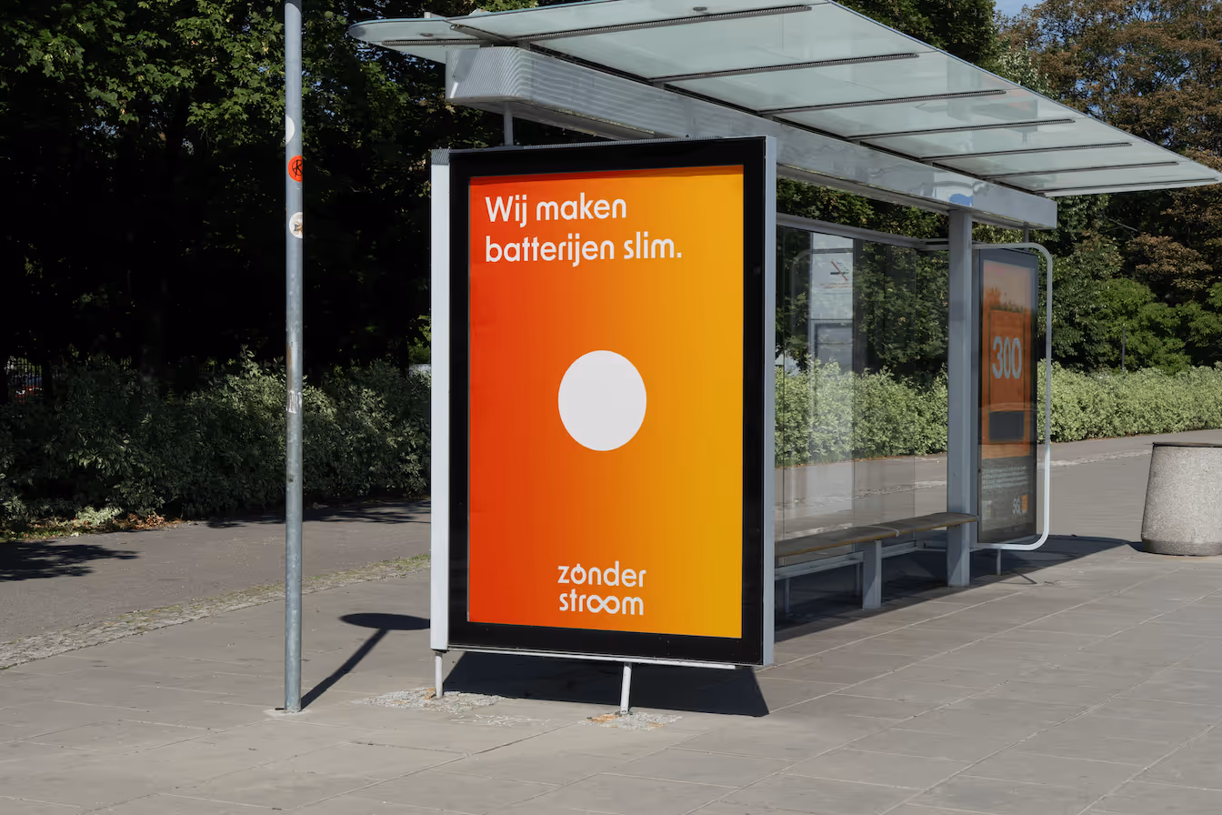Bushokje met een reclamebord met de tekst 'Wij maken batterijen slim' en het logo van Zónder Stroom.