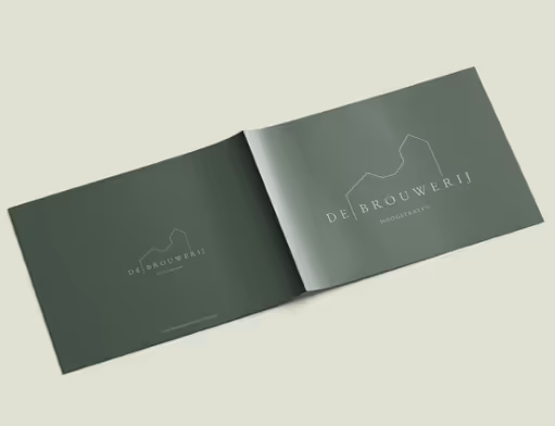 Een open boek met een minimalistisch logo en de tekst 'DE BROUWERIJ' op een groene achtergrond.
