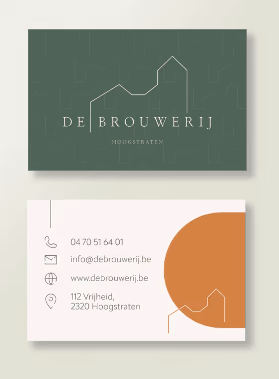 Tweezijdig visitekaartje met groene voorkant met lijntekening van gebouwen, tekst 'DE BROUWERIJ HOOGSTRATEN', achterkant met contactgegevens en oranje halve cirkel.