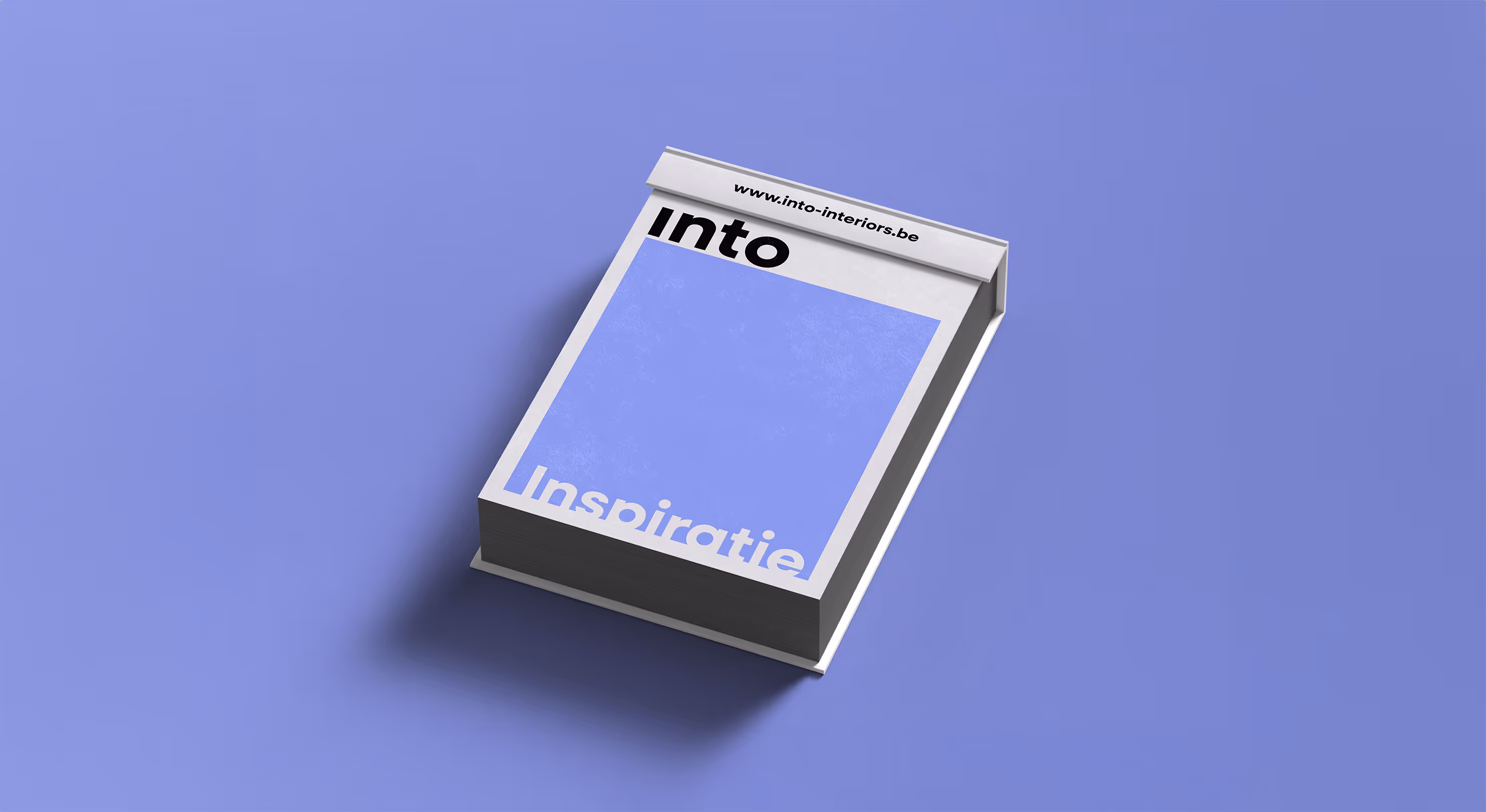 Wit bureaukalender met de tekst 'into' bovenaan en 'Inspiratie' onderaan op een blauwe achtergrond.