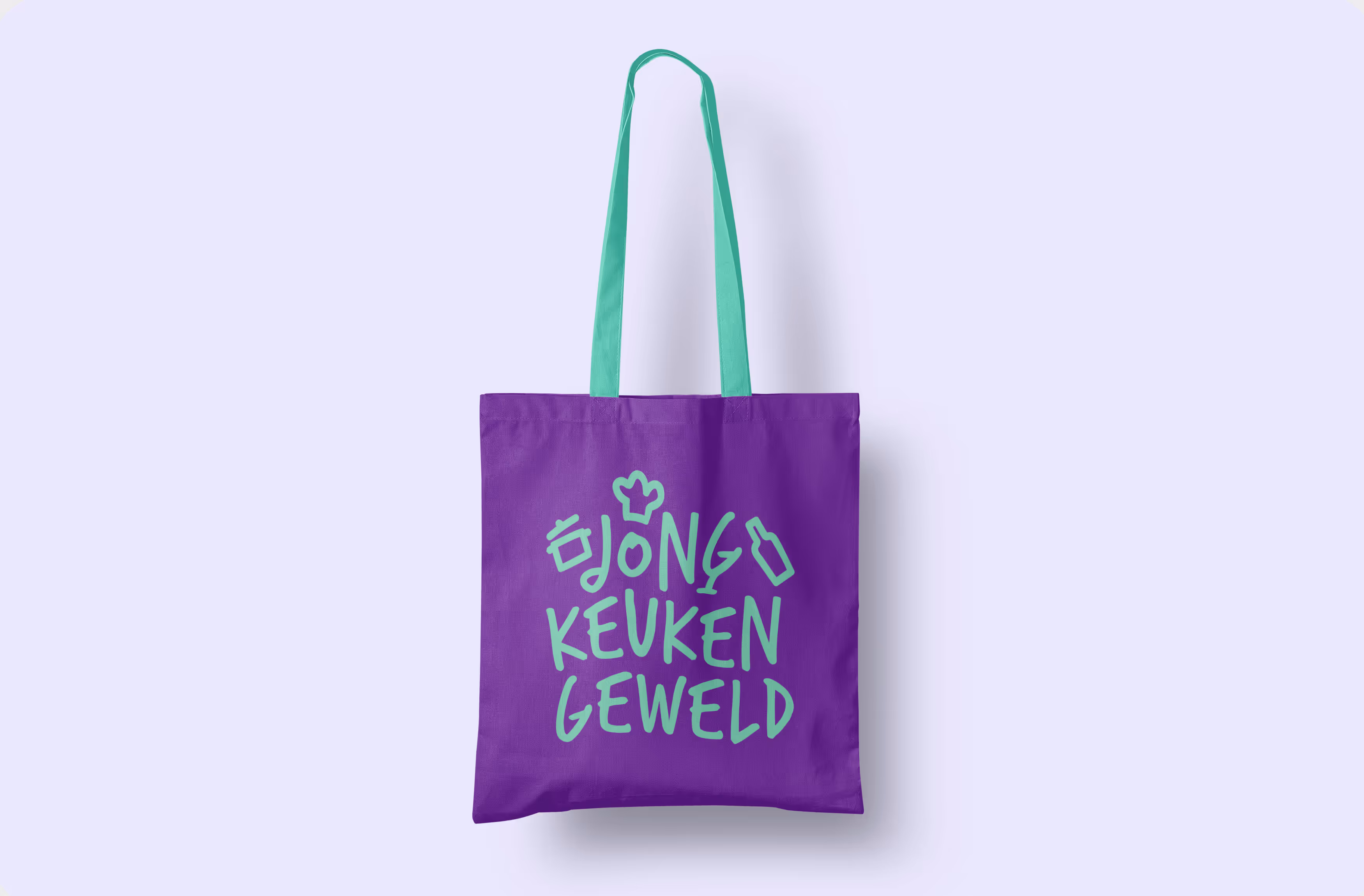 Paarse draagtas met groene hengsels en tekst 'Jong Keuken Geweld' met keukensymbolen erop.