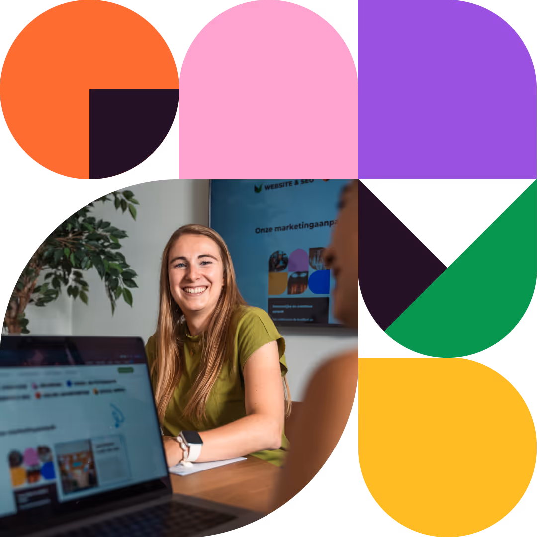 Vrouw lacht tijdens een vergadering, laptop en presentatiescherm op de achtergrond.