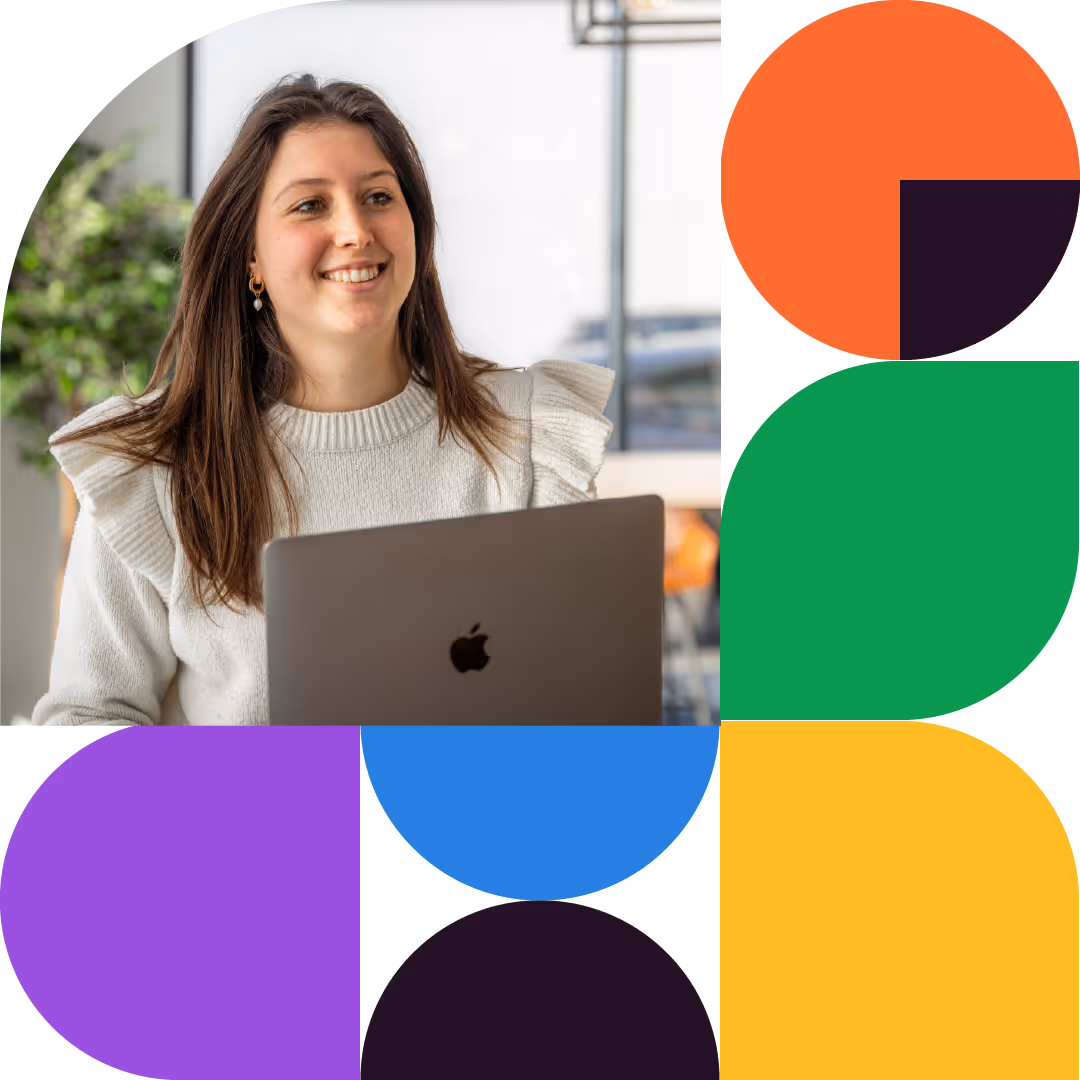 Vrouw in een witte trui met lange haren werkt op een laptop met kleurrijke geometrische vormen eromheen.