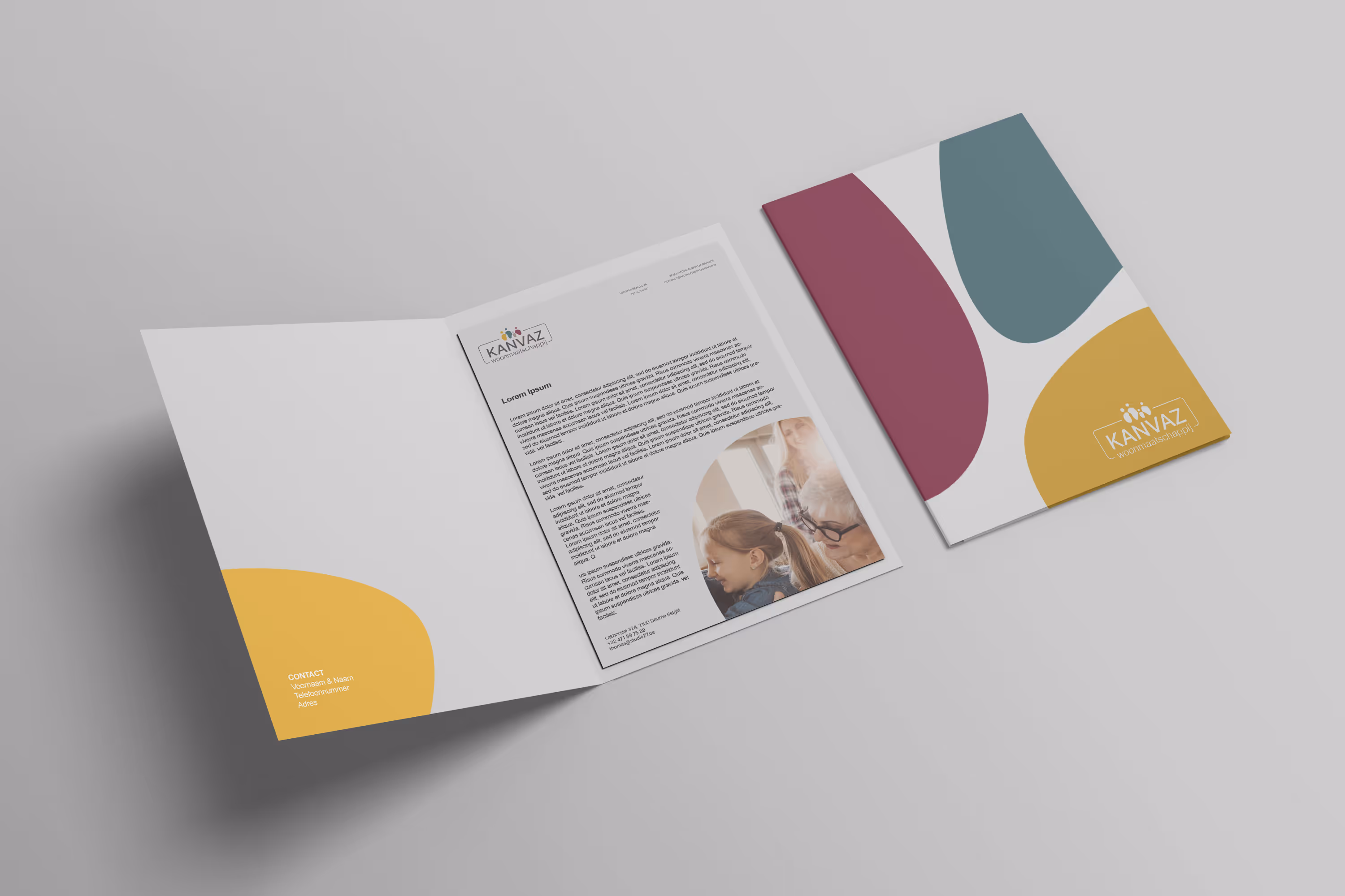 Open en gesloten folder met het Kanvaz logo, met kleurrijke abstracte vormen en een foto van een vrouw en een meisje binnenin.