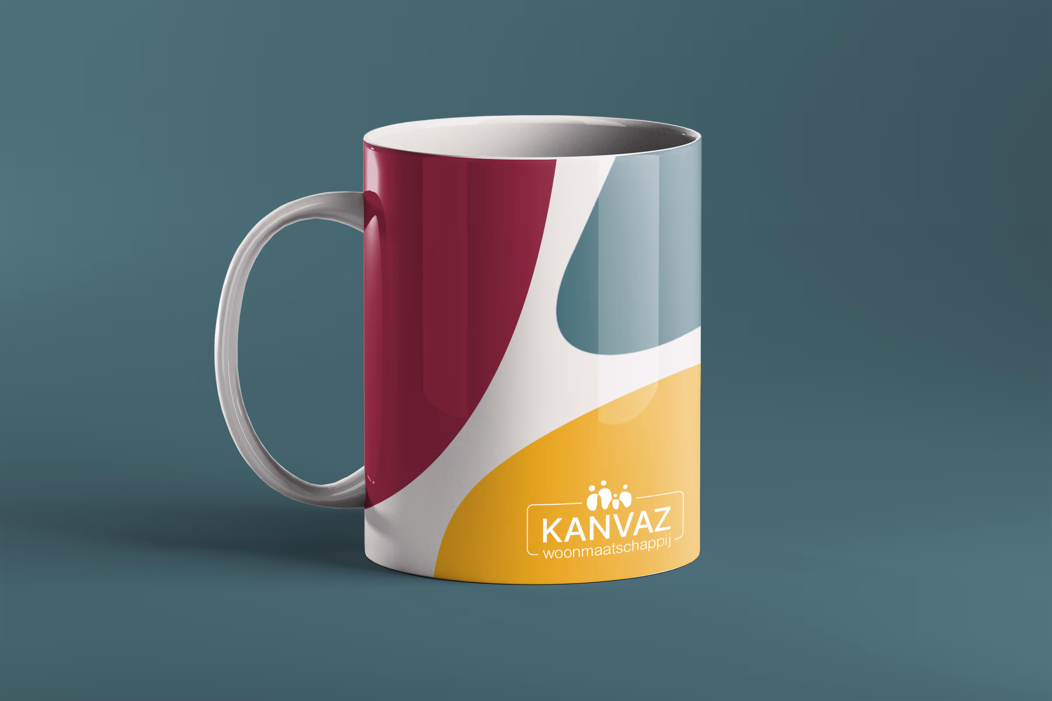 Kleurrijke mok met het logo van Kanvaz op een effen groene achtergrond.