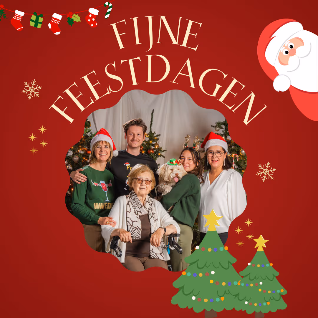 Vijf mensen en een hond poseren lachend bij kerstbomen, omringd door feestelijke illustraties en de tekst 'Fijne feestdagen'.