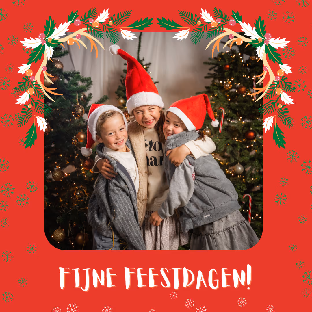 Drie lachende kinderen met kerstmannenmutsen omhelzen elkaar voor versierde kerstbomen.