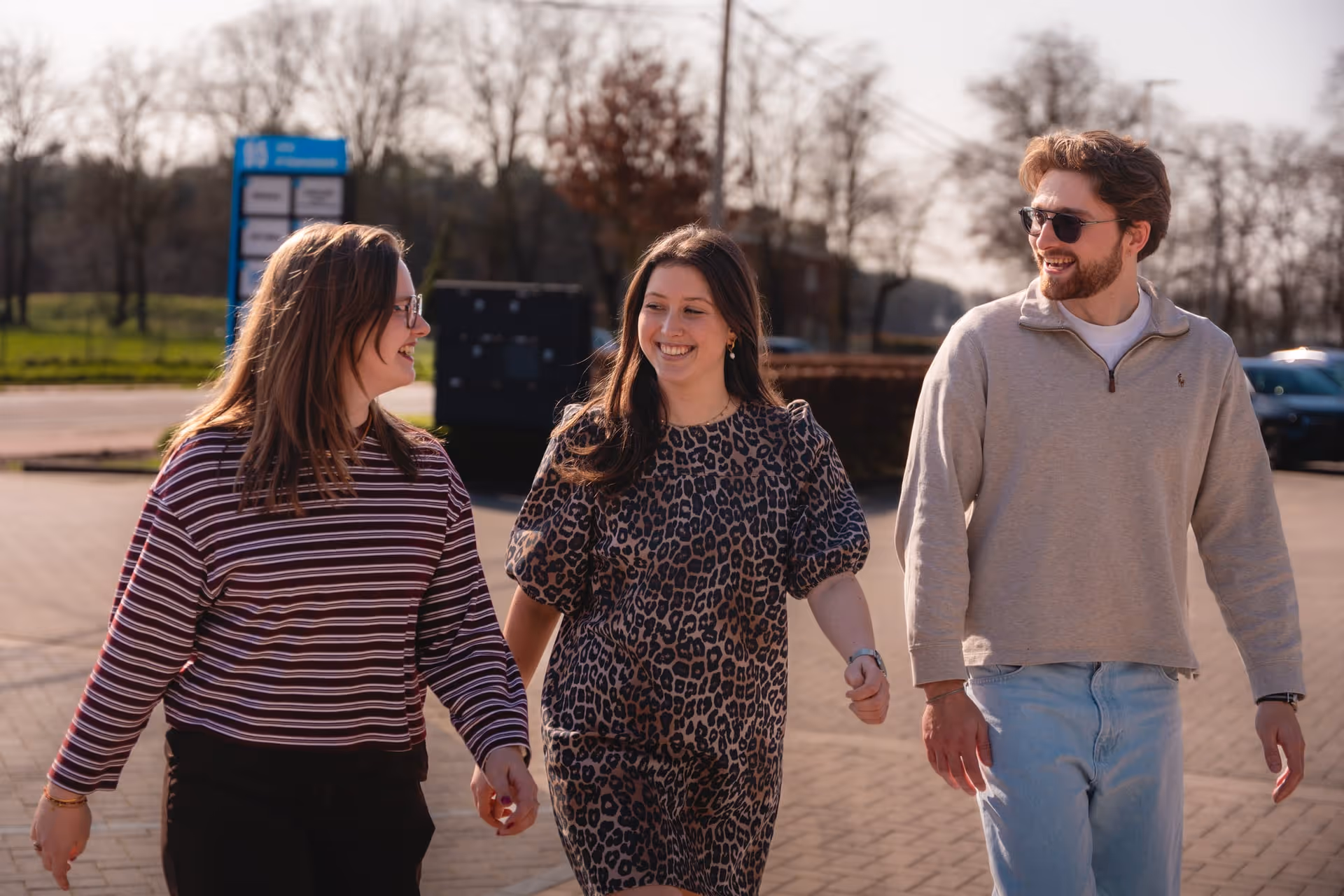 3 collega's aan het wandelen