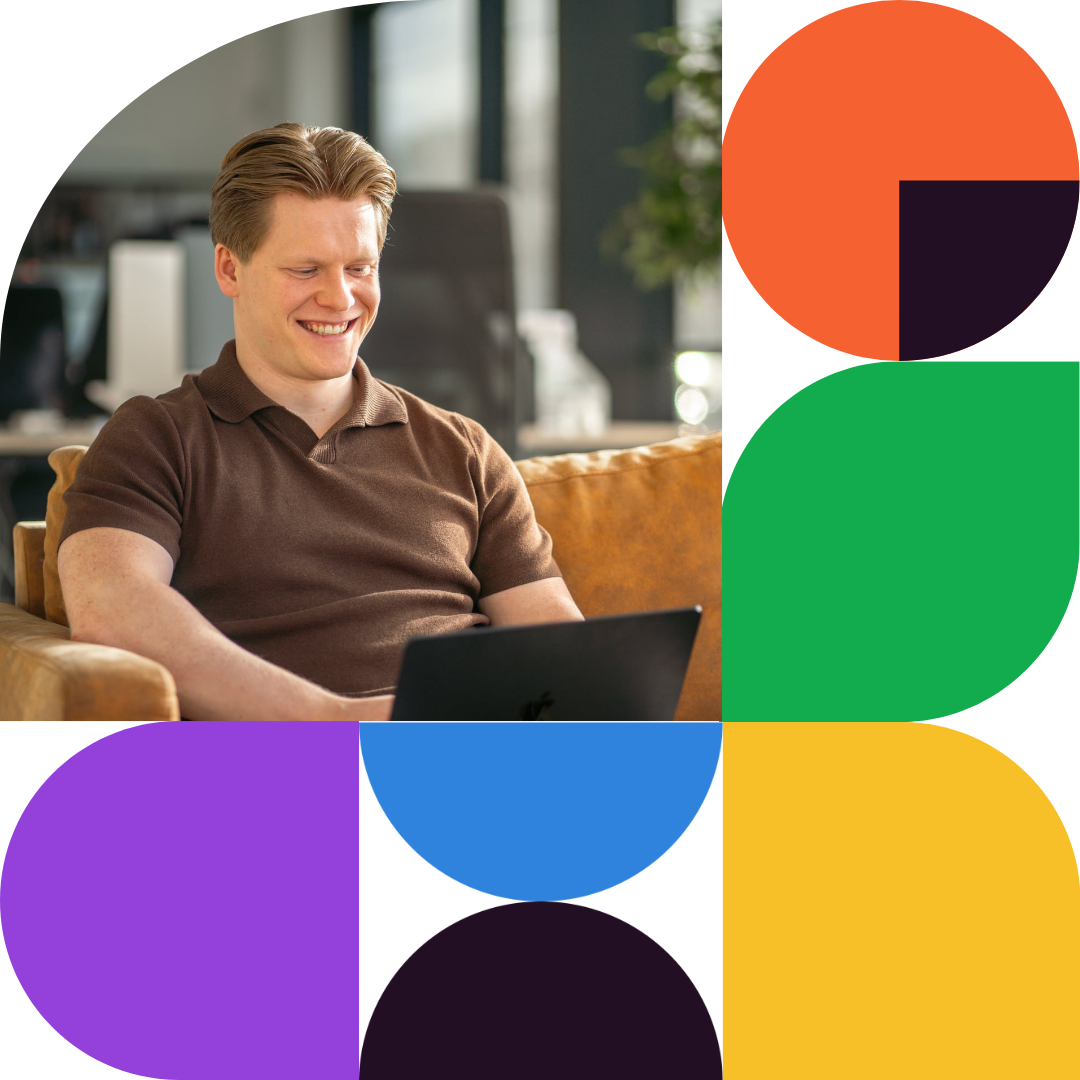 Marketeer die presentatie overloopt op zijn laptop