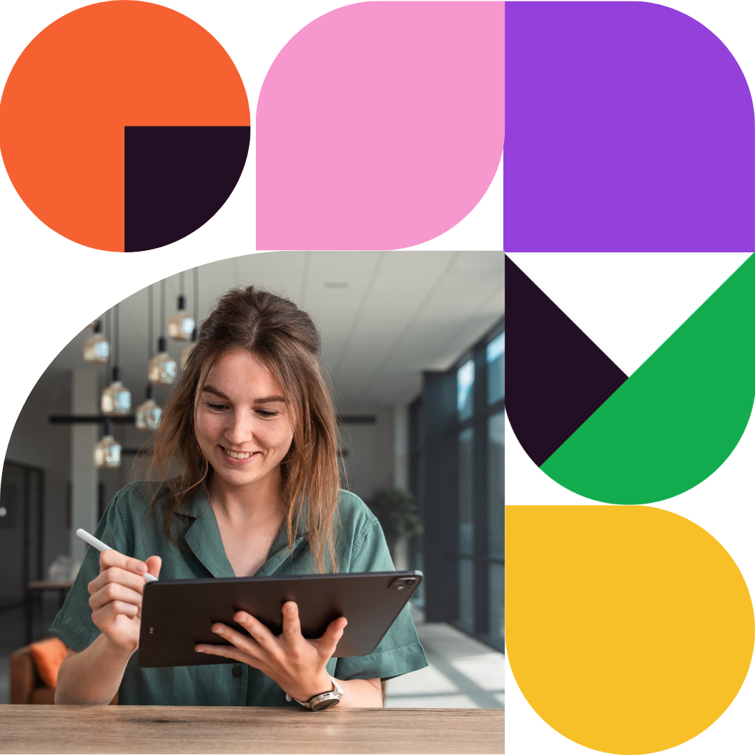 Webdesigner die op de ipad aan het designen is