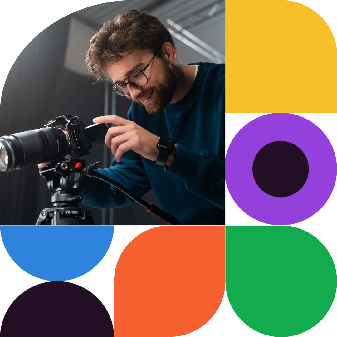 content creator die camera juist aan het instellen is