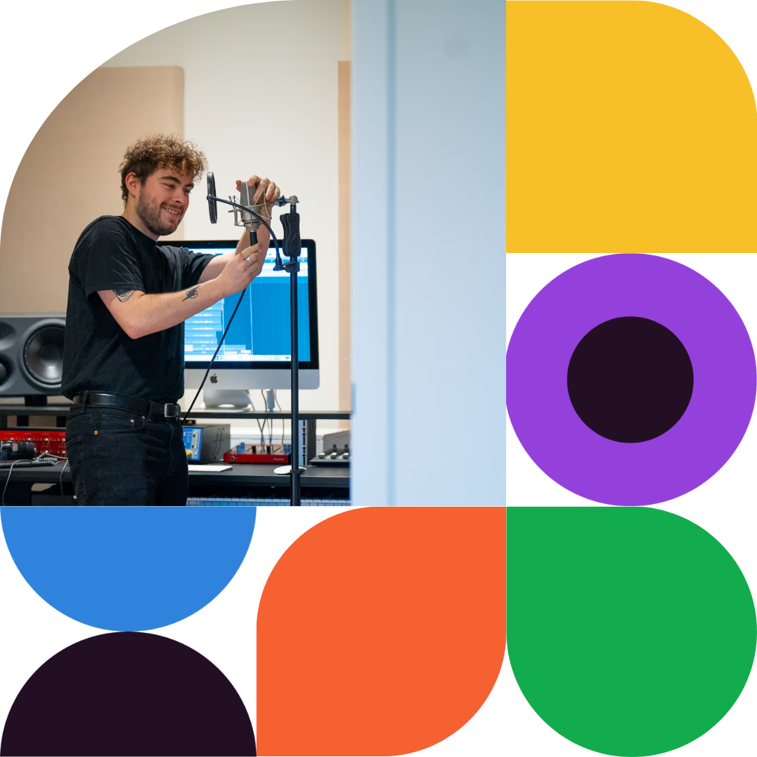 Content creator in muziekstudio